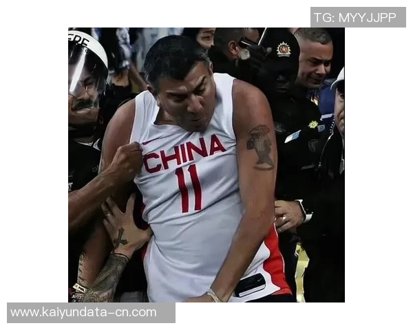 易建联重返赛场展现传奇风采球迷热议他的职业生涯与未来发展方向